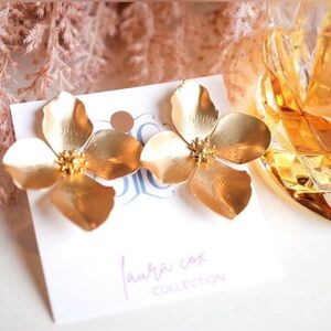 Flower studs earrings
